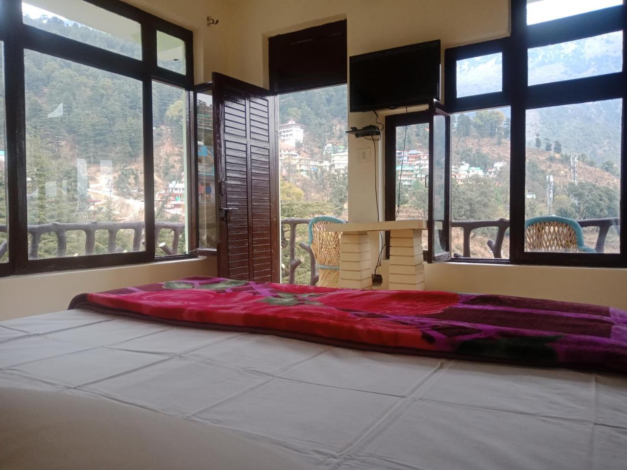 Hotel Pine Spring Дхарамсала Екстериор снимка