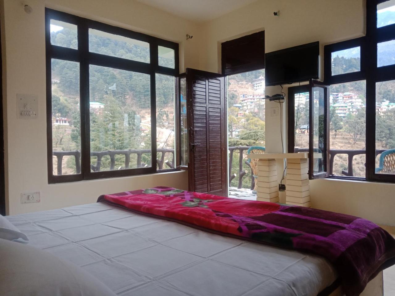 Hotel Pine Spring Дхарамсала Екстериор снимка