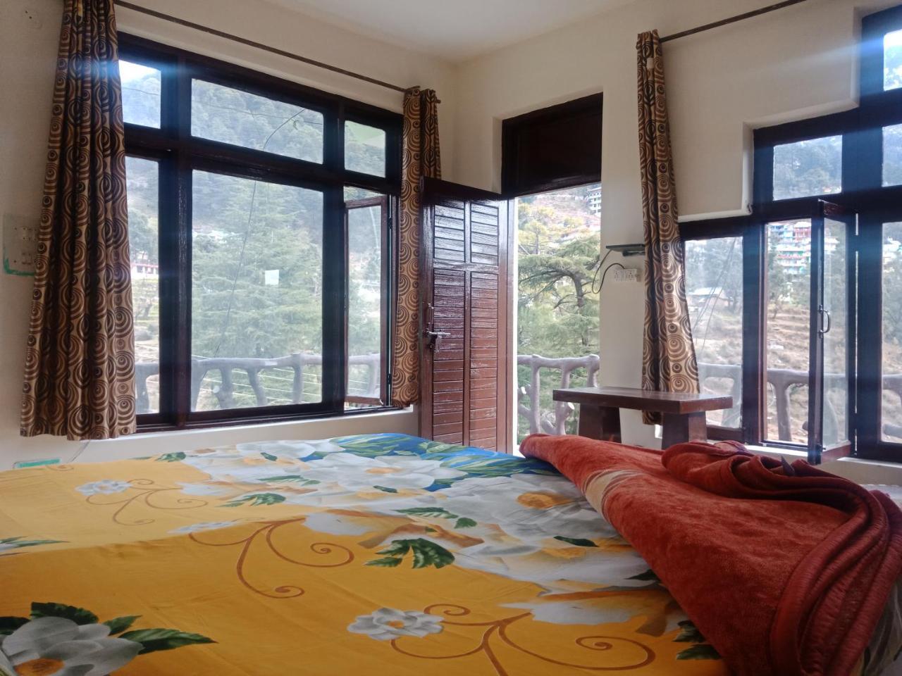 Hotel Pine Spring Дхарамсала Екстериор снимка